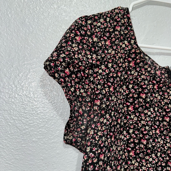 Women's Shrinking Violet Top XL Black Floral pocket front petal sleeve polyester - Picture 2 of 10